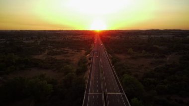 Hava aracı otoban görüntüsü. gün batımı