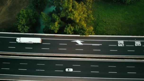 Imagens de drones aéreos 4K, perto da estrada — Vídeo de Stock