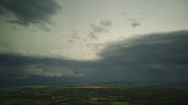4K hava aracı görüntüleri. Gökteki şimşek.