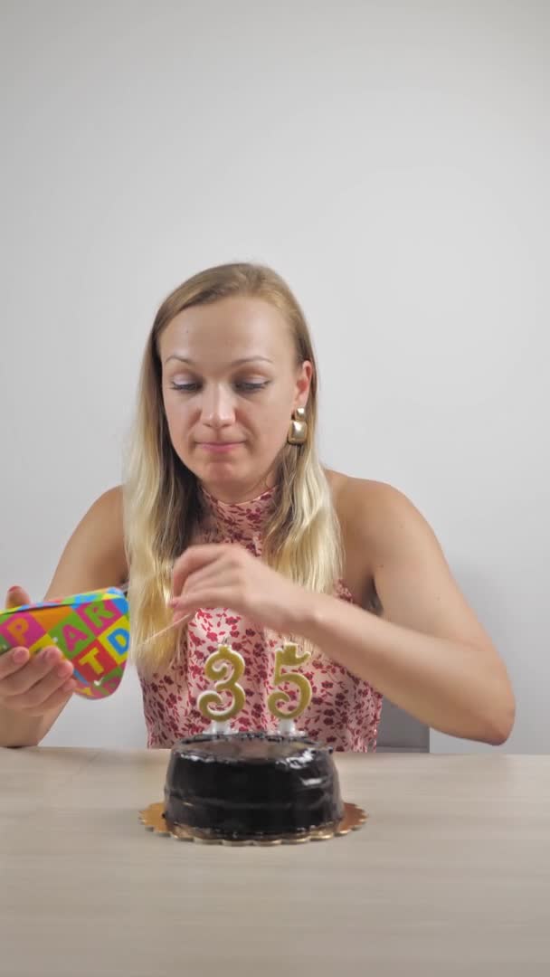 Chica celebra cumpleaños solo durante la cuarentena. vídeo vertical — Vídeos de Stock