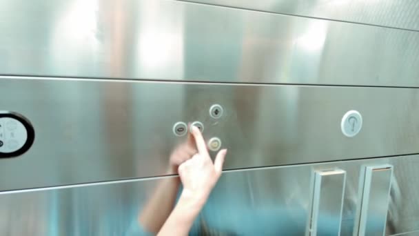 De vrouw drukt op de liftknop. verticale video — Stockvideo