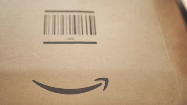 ローマ、イタリア- 2021年5月21日。4K Bロールアマゾンクリップ、木製の背景に小包。Primeはオンライン小売業者Amazonが提供するサービスです。 — ストック動画