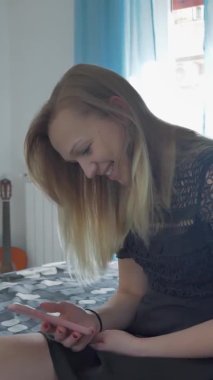 dikey video. Kadın video görüşmesinde konuşuyor.