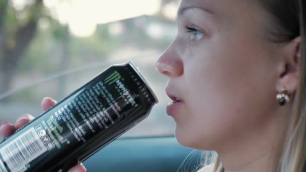 Mujer bebe energía de una lata en el coche — Vídeos de Stock