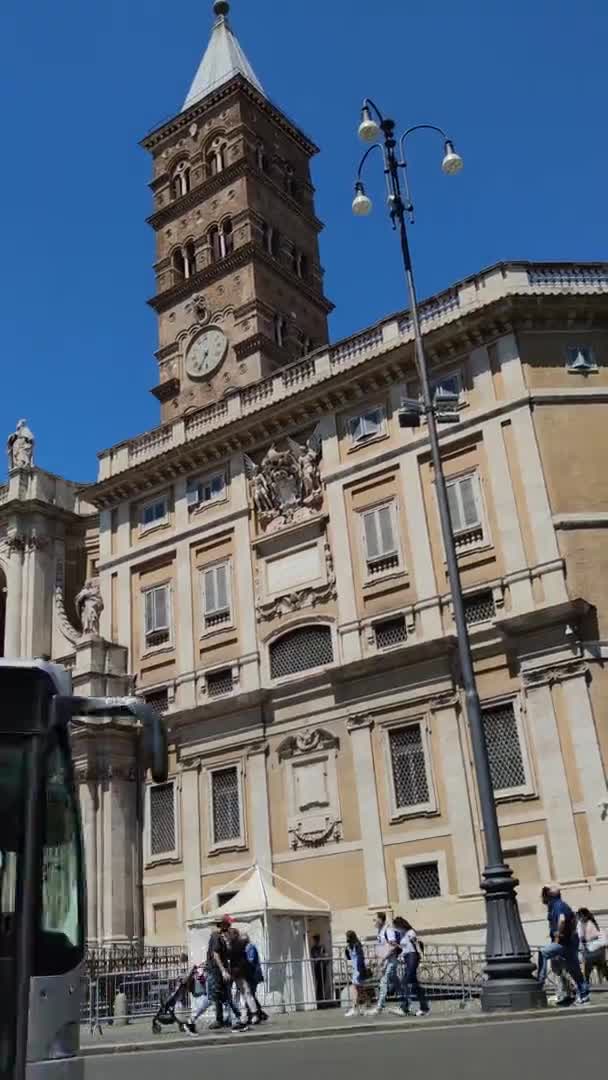ROME, ITALY - 21. juni 2021. Basilikaen i Santa Maria Maggiore. vertikal video – stockvideo