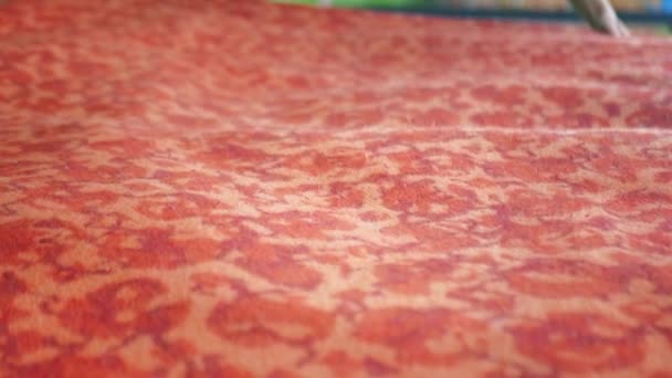 Rozwalanie dywanu na ulicy. zbliżenie — Wideo stockowe