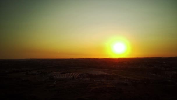 Vliegen boven het industriegebied bij zonsondergang, Luchtfoto — Stockvideo