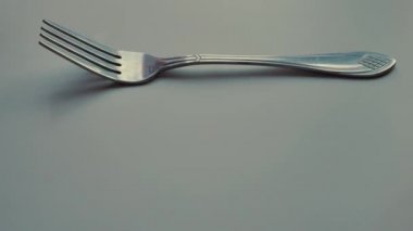 Çatalı beyaz bir döner platforma yaklaştır.