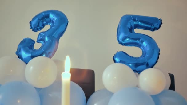 Ballon de papier d'aluminium bleu numéro 35. Carte d'anniversaire ou d'anniversaire avec l'inscription 35. Fête d'anniversaire. espace de copie — Video