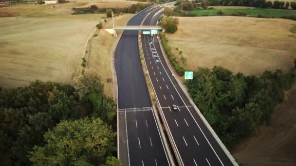 Flygfoto över ett landskap Empty Highway, Zoom Out, Sun Light — Stockvideo
