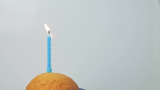 Vela azul festiva queimando no bolo. espaço de cópia — Vídeo de Stock