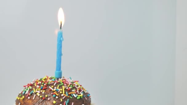 Celebração de aniversário. cupcake de férias, vela de férias — Vídeo de Stock