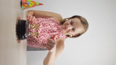 Yıldönümü kutlaması. kopyalama alanı. Doğum günü kızı doğum gününü yalnız kutluyor. 35 yıllık pastadaki mumlar. dikey video
