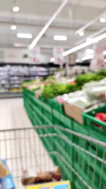 Odaklan. Süpermarkette tramvayı olan bir adam. dikey video