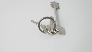 ev anahtarları beyaz arkaplanda iade edildi