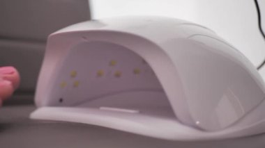 Pedikür, kadın oje kurutur..