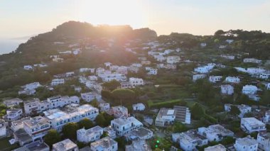 Bereketli bir yamaçta yuva kuran köy, gün batımının sıcacık parıltısıyla güneşleniyor. Beyaz yıkanmış evler, canlı bahçelerle tezat oluşturarak, güzel ve huzurlu bir atmosfer yaratıyor..