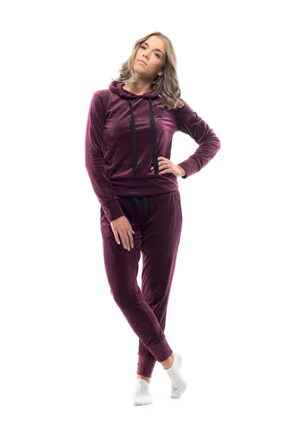 Zelfverzekerde Jonge Vrouw Bordeaux Capuchon Sweatshirt Sweatpants Sokken Poseren Volledig — Stockfoto