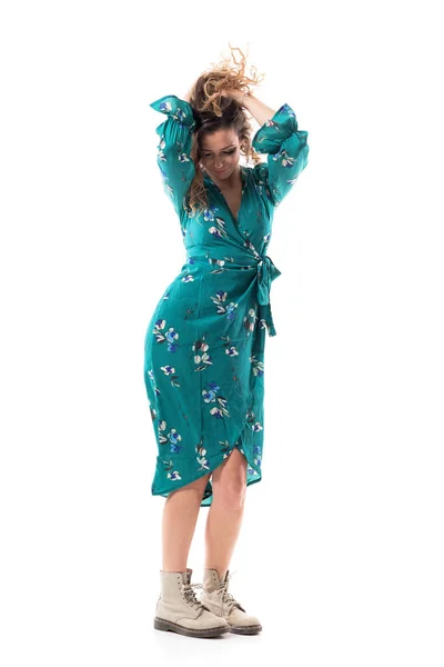 Dançando Despreocupado Jovem Mulher Atraente Vestido Bagunçando Cabelo Ventoso Desarrumado — Fotografia de Stock