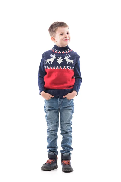穿着圣诞毛衣的可爱而自信的小男孩望着远方 微笑着 全身人像 白色背景隔离 — 图库照片