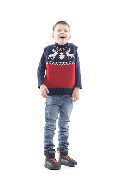 Szczerzy Śmiejący Się Młody Beztroski Słodki Chłopiec Spoglądający Świąteczny Sweter — Zdjęcie stockowe