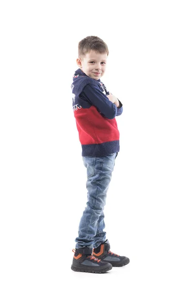 Boční Pohled Cool Dítě Sebevědomý Mladý Chlapec Pózuje Zkříženýma Rukama — Stock fotografie