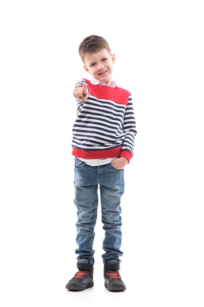 Vriendelijk Lachend Schattig Jongetje Met Vinger Wijzend Naar Camera Die — Stockfoto