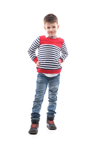 时髦的快乐小男孩穿着毛衣和牛仔裤 双手放在臀上 全身人像 白色背景隔离 — 图库照片