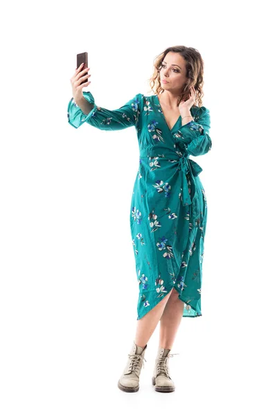 Tranquilo Joven Tranquila Mujer Relajada Vestido Tomando Fotos Selfie Tocando — Foto de Stock