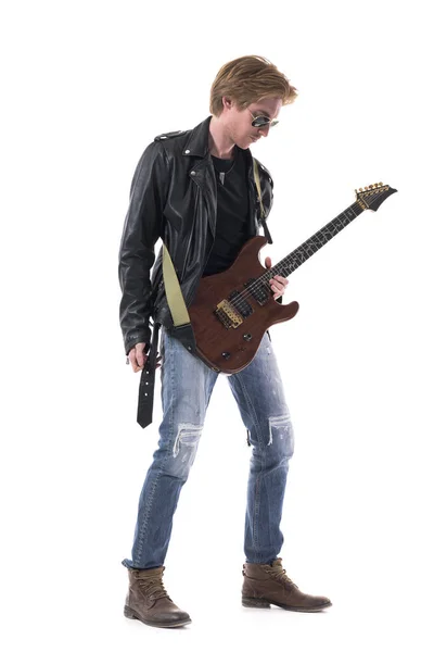 Cool Elegante Guitarrista Rock Masculino Concentrar Preparando Para Jogar Guitarra — Fotografia de Stock