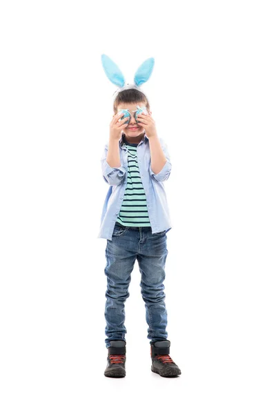 Zabawny Zabawny Chłopiec Noszący Uszy Króliczka Wielkanocnego Trzymający Malowane Jajka — Zdjęcie stockowe
