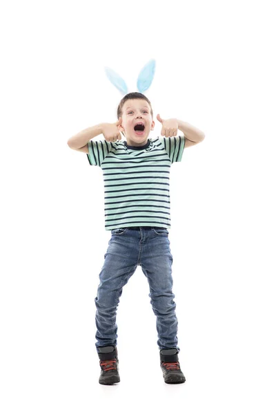 Radosny Chłopak Wielkanocnymi Uszami Króliczka Krzyczy Podekscytowany Pokazywaniem Kciuków Górze — Zdjęcie stockowe