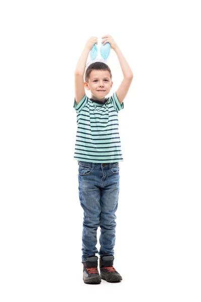 Schattige Jonge Jongen Glimlachend Aanraken Paashaas Oren Hoed Kijken Omhoog — Stockfoto