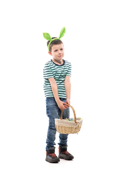 Mladý Roztomilý Chlapec Drží Těžký Velikonoční Koš Plný Malovaných Vajíček — Stock fotografie