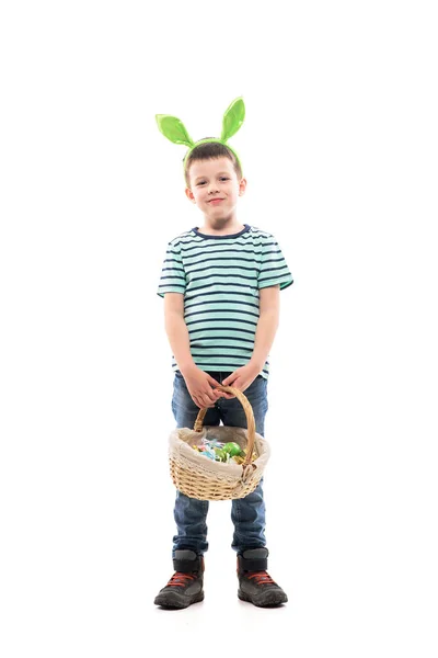 Cool Szczęśliwy Młody Chłopiec Zielonymi Uszami Królika Trzymając Koszyk Pełen — Zdjęcie stockowe