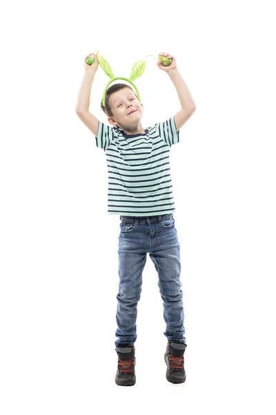 快乐而兴奋的小男孩 带着复活节兔子耳朵跳舞 举起双手跳跃 在白色背景上隔离的全长 — 图库照片