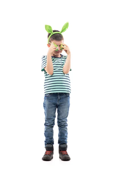 Lekfull Ung Pojke Som Håller Påskägg Gömmer Sig Och Täcker — Stockfoto