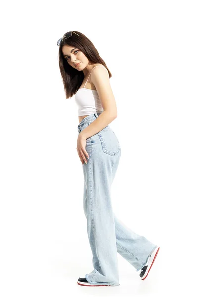 Vista Lateral Linda Moda Gen Chica Jeans Caminando Mirando Cámara — Foto de Stock