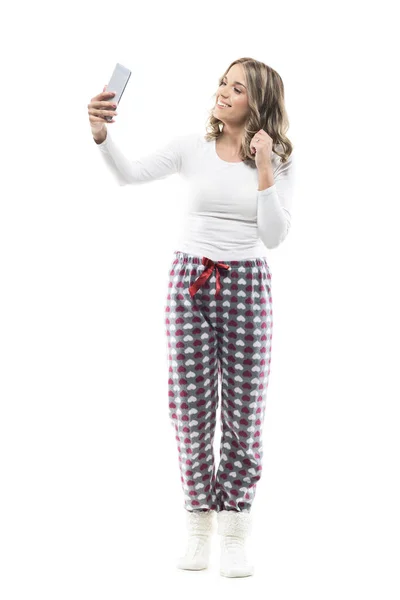 穿着睡衣的年轻貌美的女人拿着手机拍照 在白色背景上隔绝的全身上下 — 图库照片