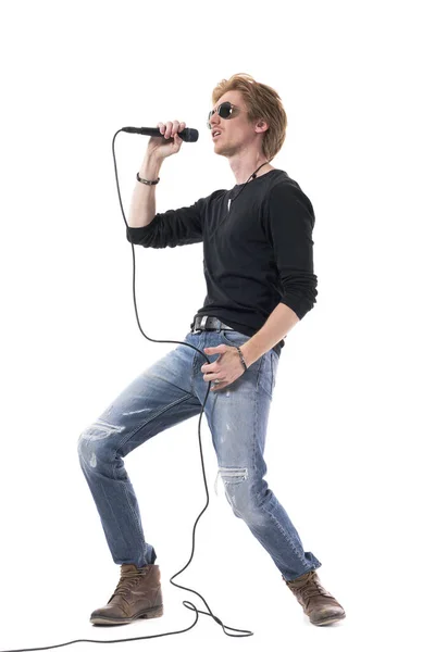 Vista Lateral Cantante Rockero Apasionado Enérgico Cantando Voz Alta Micrófono — Foto de Stock