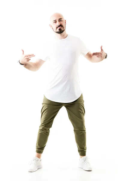 Cooler Junger Mann Mit Glatze Zeigt Auf Ein Weißes Hemd — Stockfoto
