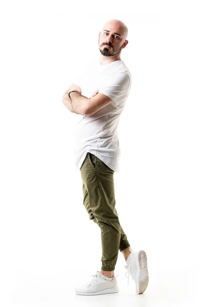 Trendy Moderne Kale Man Met Baard Olijfgroene Chino Broek Poserend — Stockfoto