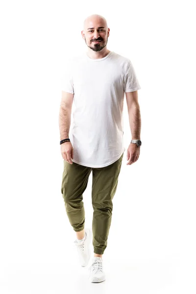 Feliz Hombre Calvo Barbudo Caminando Pantalones Verde Oliva Camisa Blanca — Foto de Stock