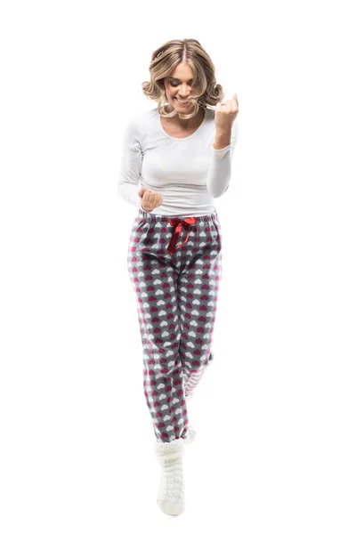 Celebrando Salto Excitada Joven Pijama Con Los Puños Cerrados Longitud — Foto de Stock