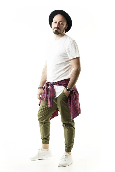 Confiante Cool Elegante Hipster Com Camisa Amarrada Cintura Chapéu Posando — Fotografia de Stock