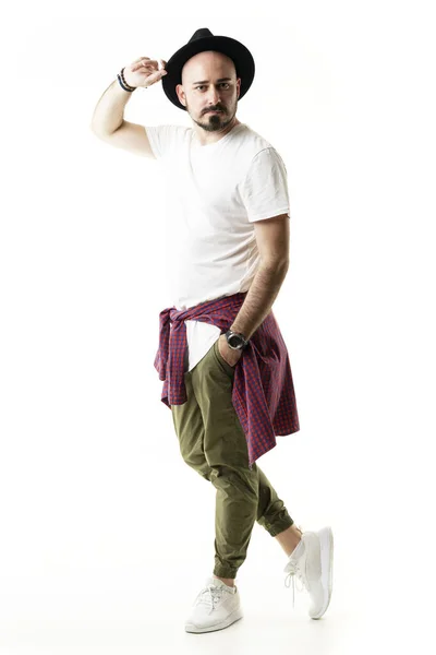 Elegante Elegante Joven Moderno Con Sombrero Posando Pantalones Chinos Sosteniendo — Foto de Stock