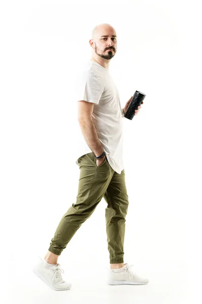 Widok Boku Łysy Casual Stylowy Człowiek Chino Spodnie Walking Trzymając — Zdjęcie stockowe