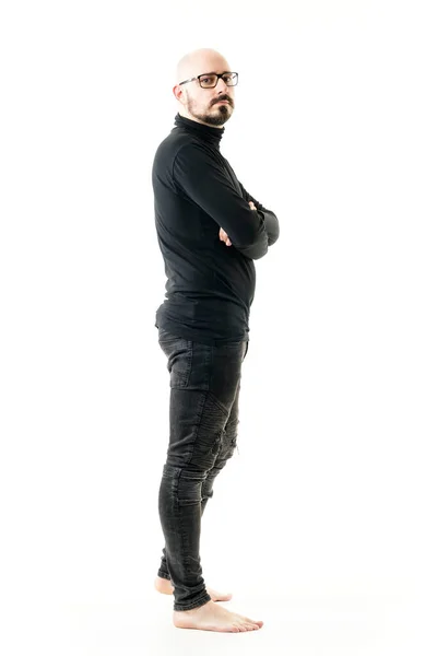 Vista Lateral Homem Descalço Descalço Confiante Offbeat Roupas Pretas Com — Fotografia de Stock