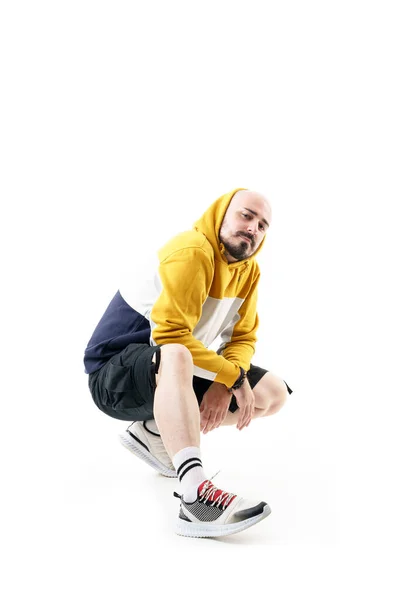 Cool Sebevědomý Postoj Hip Hop Styl Mladý Muž Mikině Pózování — Stock fotografie