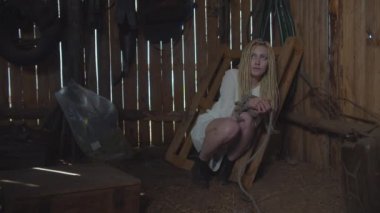 Kaçıran kişi, kaçırılan bir kadına yemek veriyor.